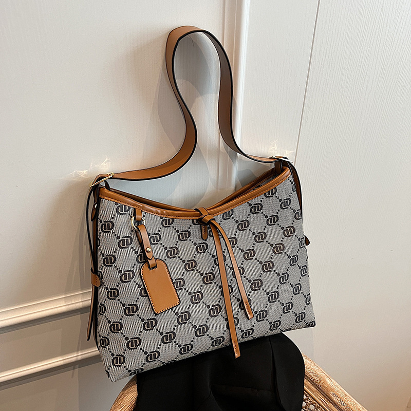 Free Shipping 2025 new Designer Bag Fashion Leisure Travel Tote Bag Handbill Shoulder Bag Women's Daily Matching