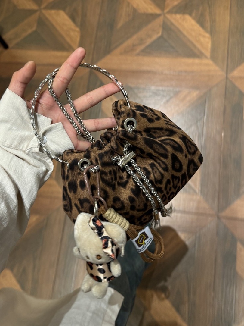 2025S Fashion Designer Leopard Print Fashionable Small For Women Autumn Winter New Item Portable Bucket Bag Stylish And Versatile Chain Crossbody Bag