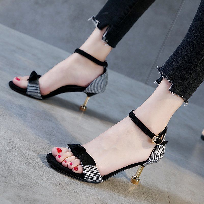 Summer versatile small fresh sandals with a fairy style 2025 new style for students. One button cat heel high heels paired with skirts