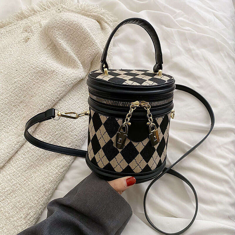 This year's popular small for women in the spring of 2025 are fashionable and niche crossbody with texture diamond grid hand-held bucket bags