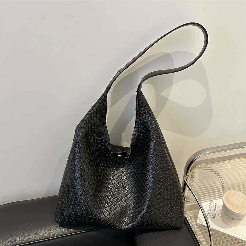 2024 new women's high-end sense shoulder woven pattern large capacity commuting tote bucket bag