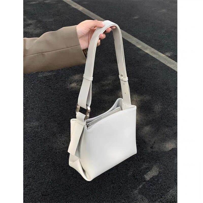 2025S Fashion Designer Small Niche High End Water Bucket For Women New Large Capacity Soft Leather Shoulder Crossbody Versatile And Simple Commuting B