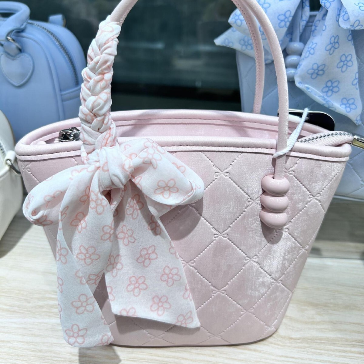 2025S Fashion Designer New Light Luxury Niche High End Fashion Versatile Commuting Large Capacity Hand Held Single Shoulder Women S Crossbody Bag