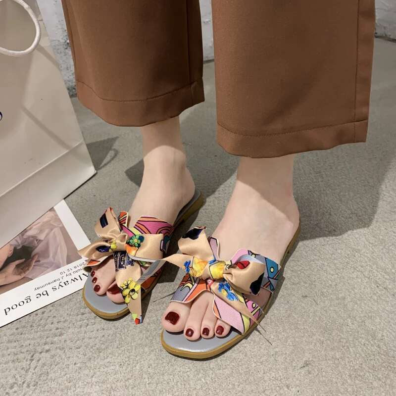 2025 Summer New Ethnic Graffiti Designer Fashion Bow Sandals Korean Edition One Word Slippers Indoor and Outdoor Beach Shoes1