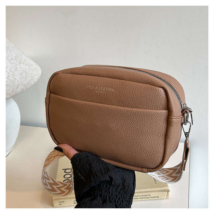 New women's with wide straps, fashionable and simple commuting casual single shoulder crossbody bag, small square bag