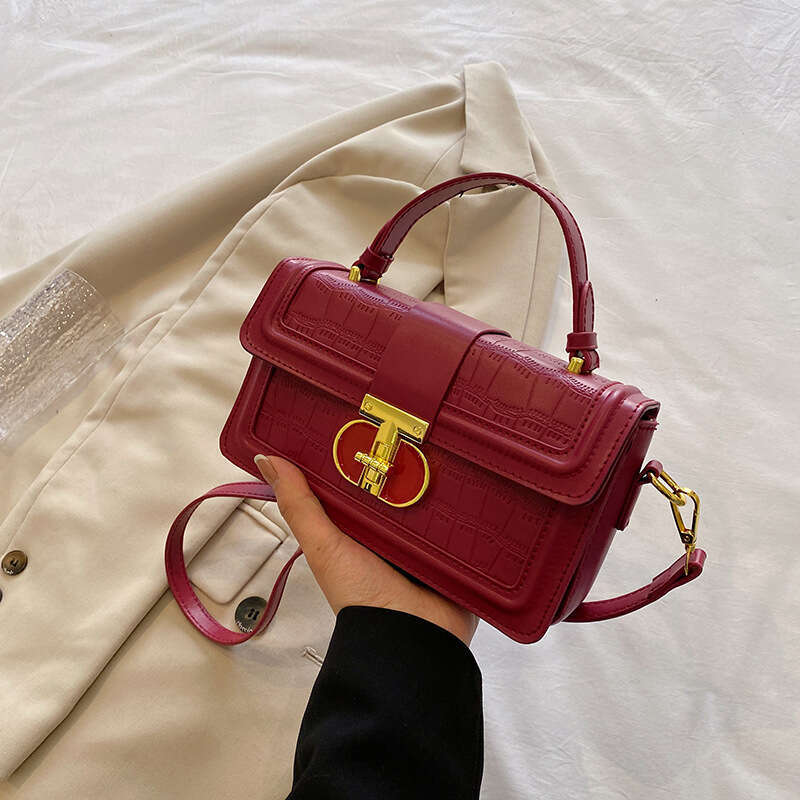 High quality solid color portable box for spring and summer 2023, niche light luxury single shoulder crossbody small square bag