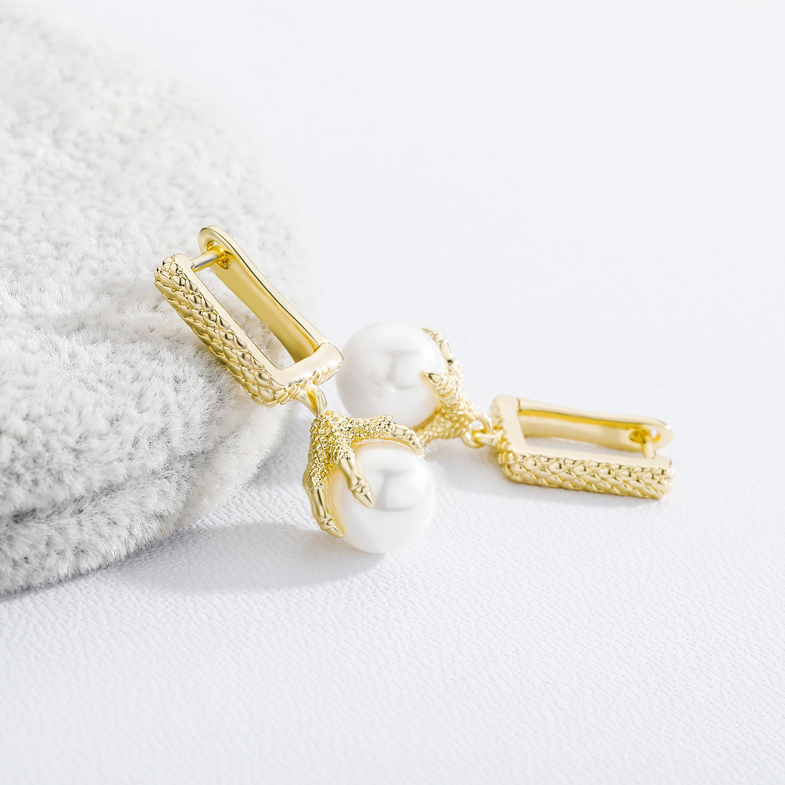 Hip Hop TopBling Chinese Dragon Claw Hoop Earrings Pearl Earring 14K Gold Plated Jewelry