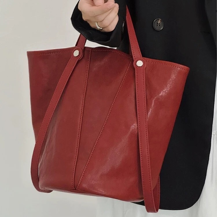 2025S Fashion Designer Advanced Water Bucket For Women Autumn And Winter New Large Capacity Armpit Versatile Tote Bag Commuting Bag