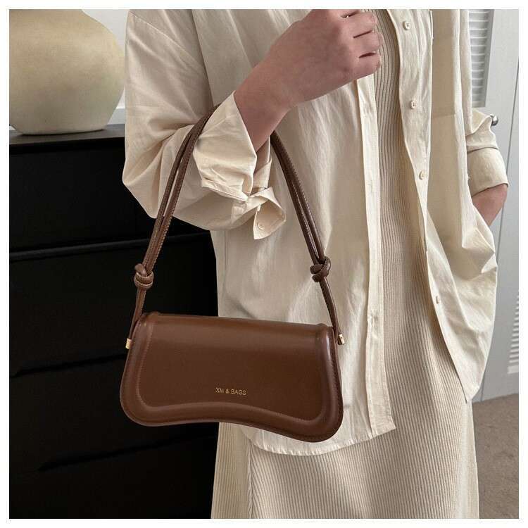 Advanced armpit artistic style shoulder niche irregular small square bag, gentle and simple hand-held bag