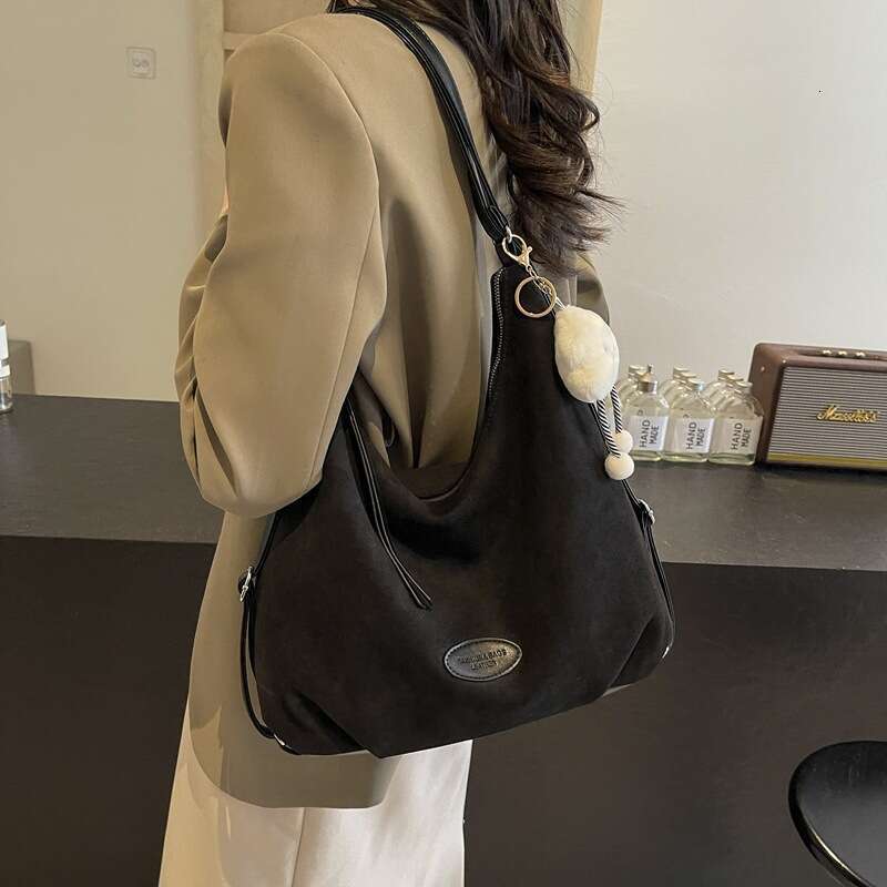 42 Fashionable pleated women's autumn and winter new style large capacity bag 2024 texture double shoulder suede trendy pendant