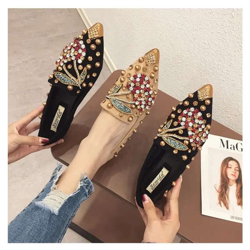 2025 Summer New Pointed Women's Flat Shoes Cherry Rivet Classic Women's Ballet Designer Fashion Flat Shoes Soft Boat Shoes