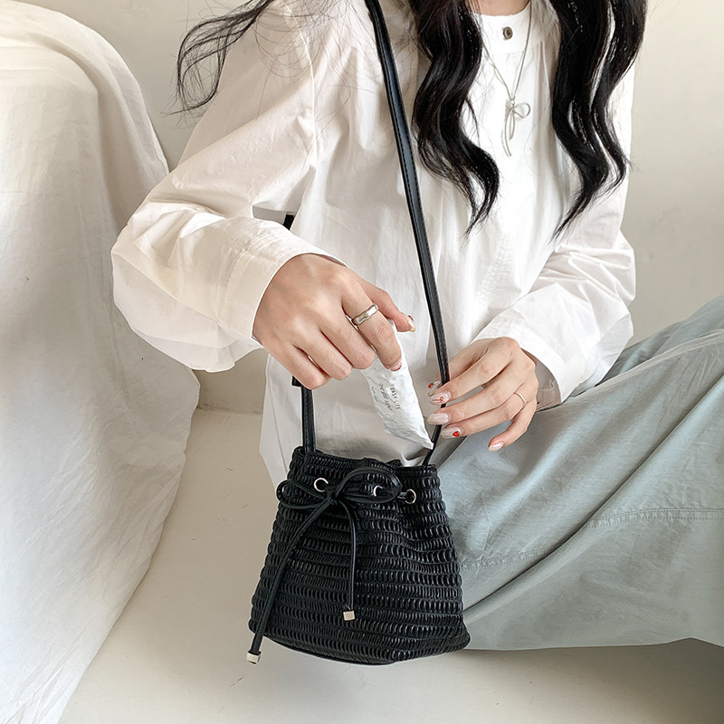 Simple Casual Korean Fu Bag Bag Small Fresh Braided Shoulder Bag 2025 New Fashion All-match Drawstring Bucket Bag Designer Bag