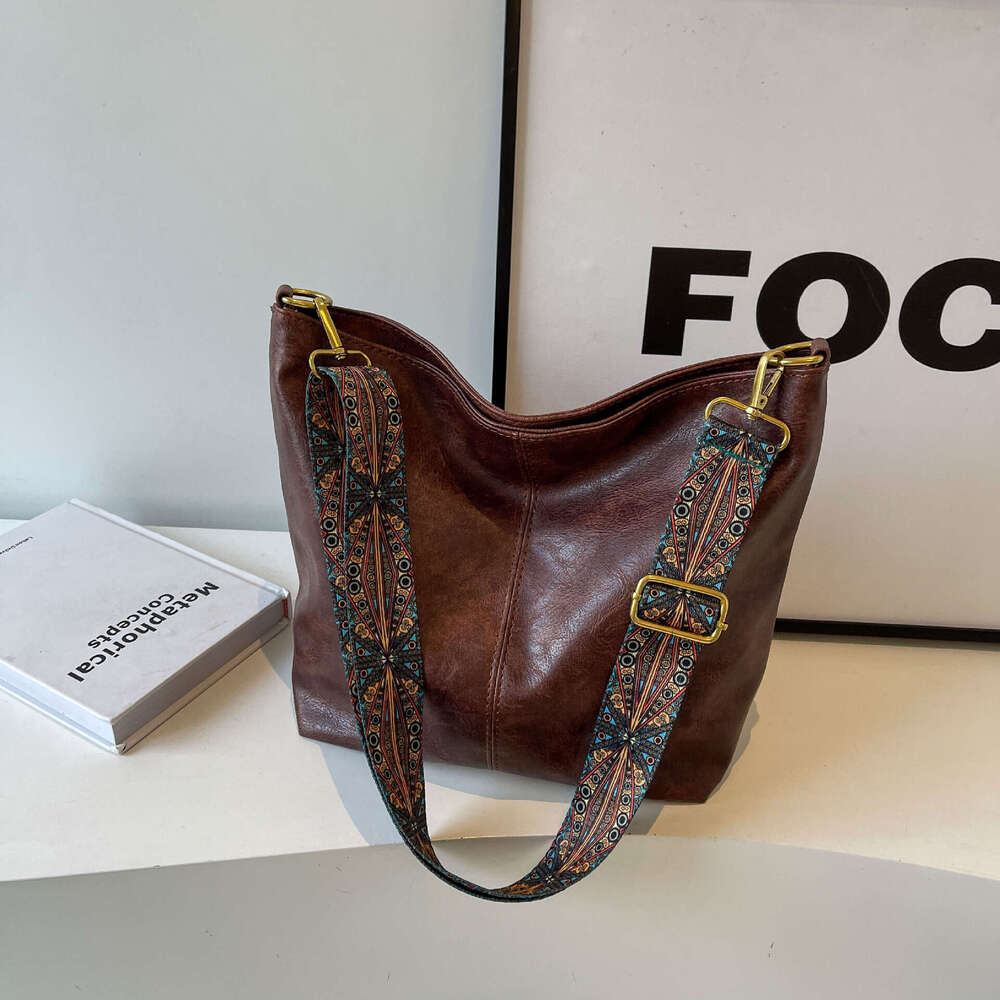 High capacity for women's spring/summer 2023 new broadband one shoulder crossbody with advanced texture commuting bucket bag