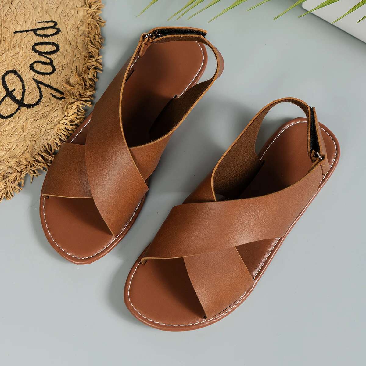 2025 Summer New Women's Summer Flat Button Women's Designer Fashion Beach Shoes Solid Color Strap Open toed Women's Sandals