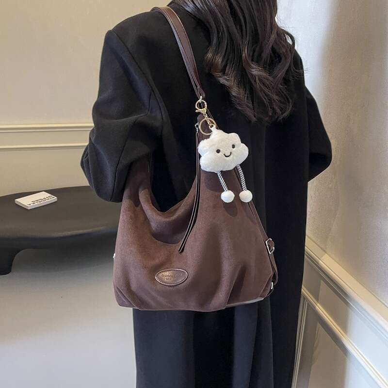 42 Fashionable pleated women's autumn and winter new style large capacity bag 2024 texture double shoulder suede trendy pendant