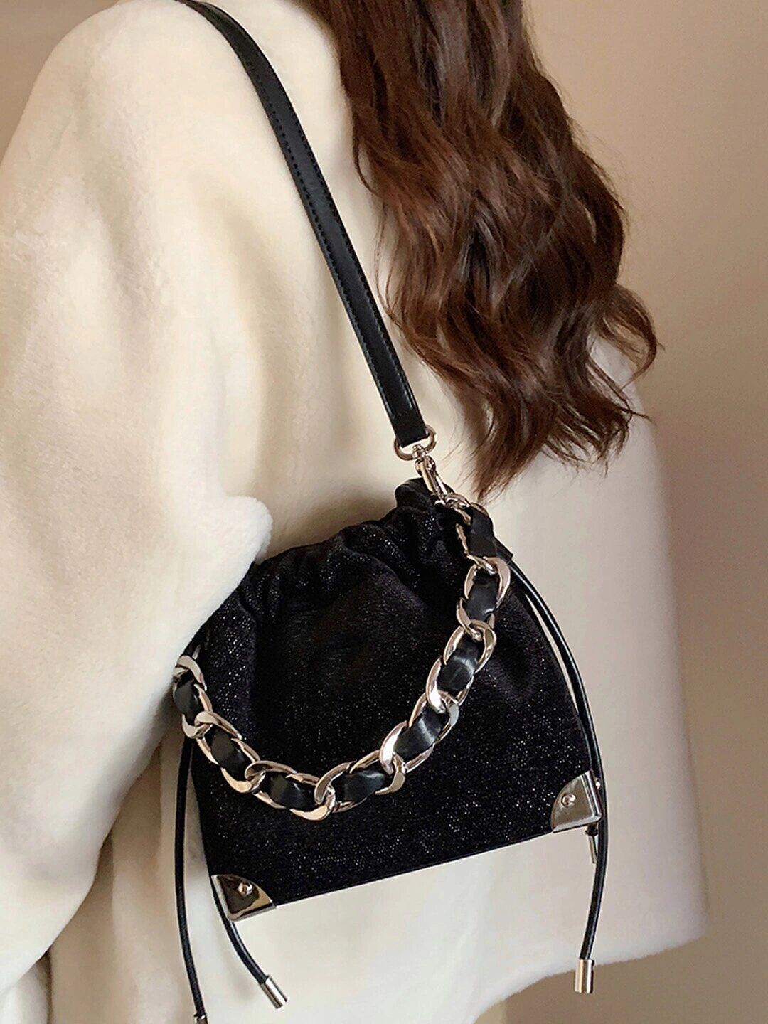 2025S Fashion Designer New Early Spring Chain High Beauty Sparkling Galaxy Bucket Women S Super Hot Commuter Shoulder Crossbody Bag