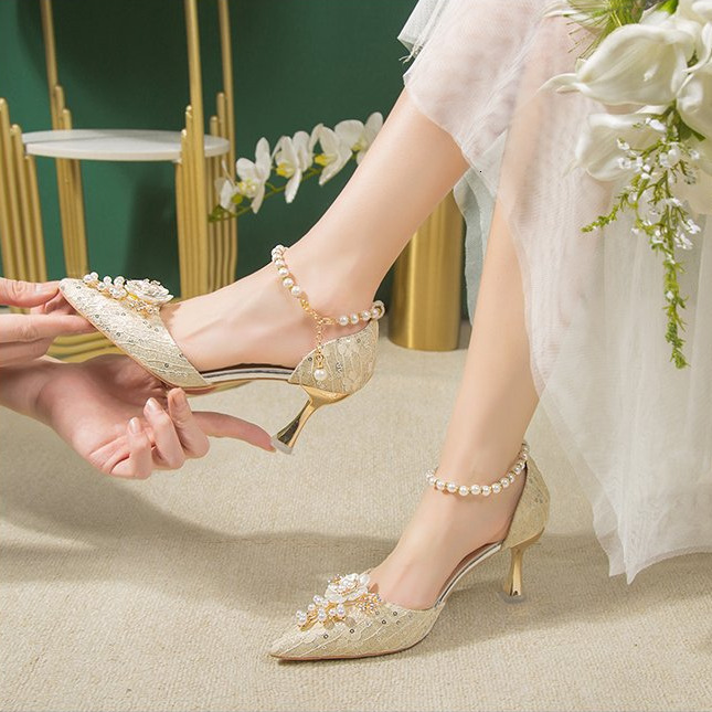 Wedding shoes, women's fashion show, wedding dress, two wearing pointed high heels, bride's crystal shoes, thick low heels, pregnant