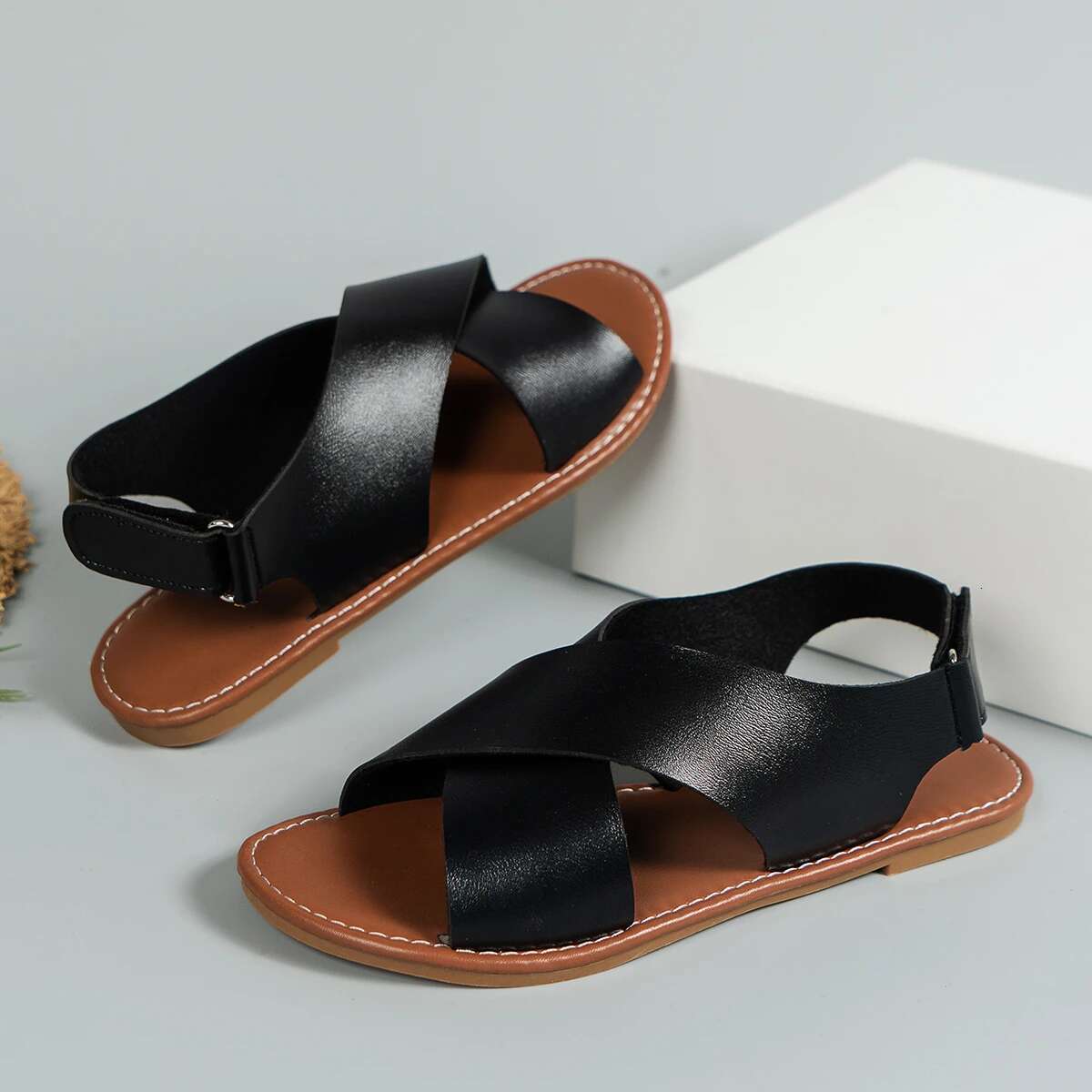 2025 Summer New Women's Summer Flat Button Women's Designer Fashion Beach Shoes Solid Color Strap Open toed Women's Sandals