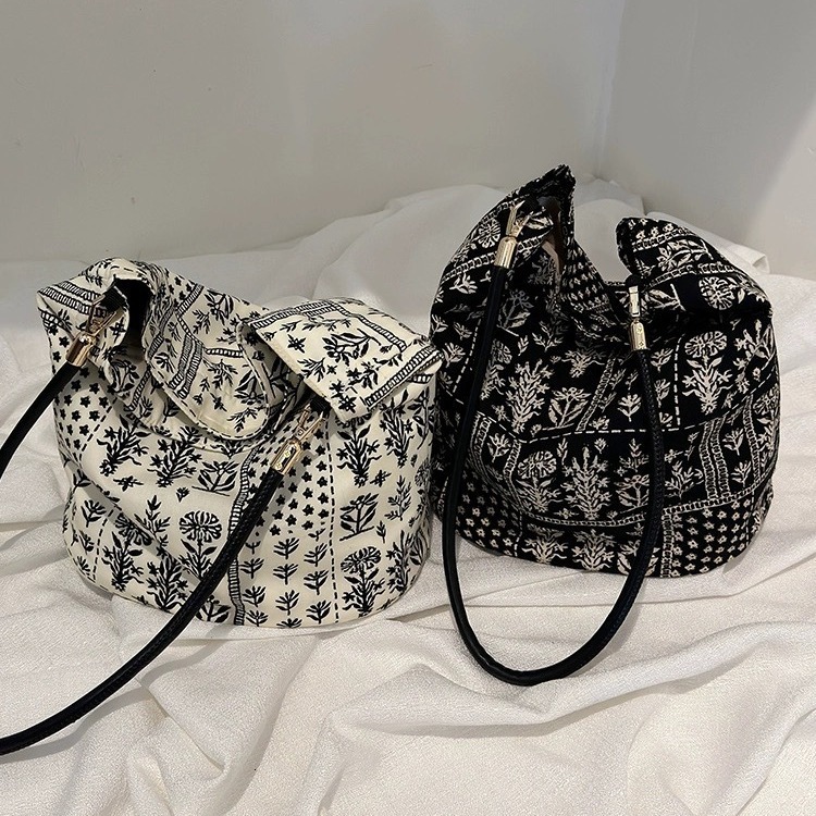 2025S Fashion Designer New Large Capacity Floral Cloth Stylish Versatile Shoulder Bag Simple Handbag Fashionable And Fresh Women S Bag