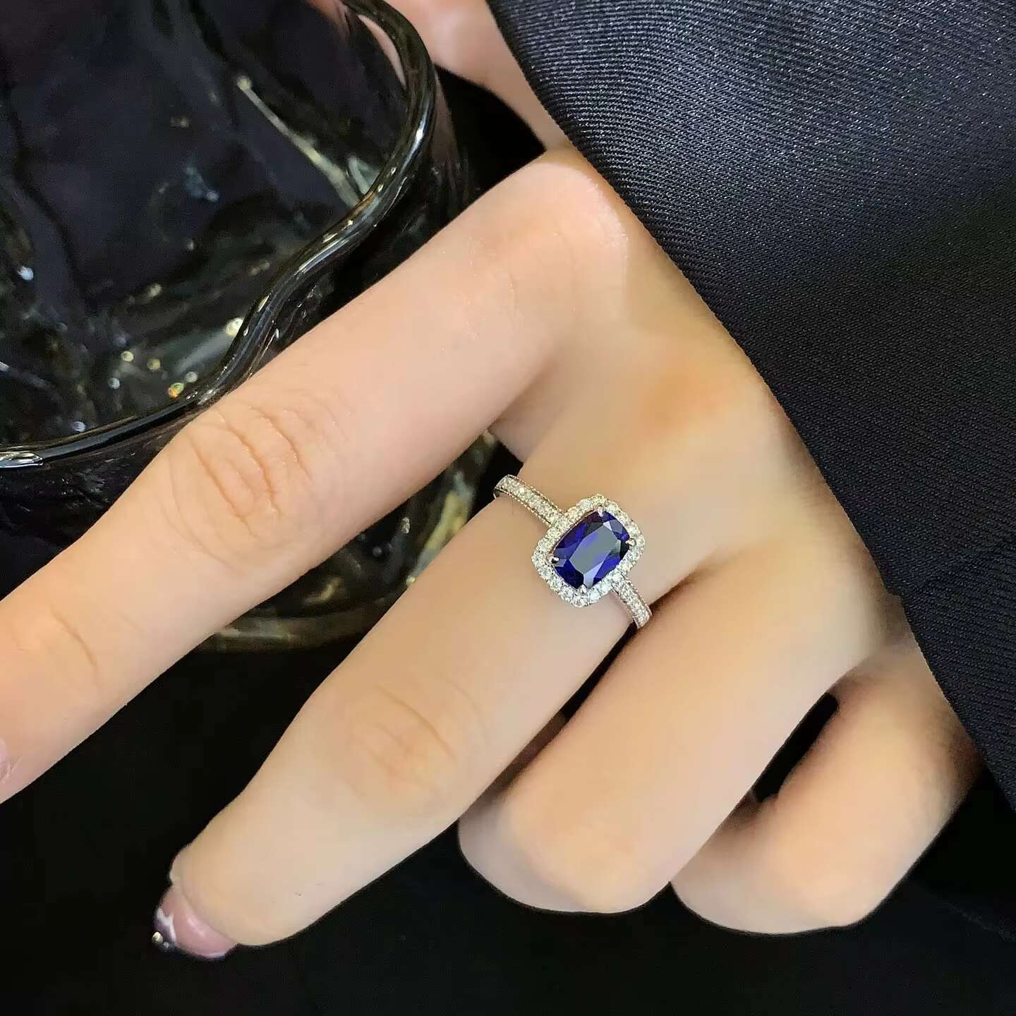 Hot Sale Customizable 9K 10K 14K 18K Solid Gold 1ct Cushion Cut Royal Blue Lab Created Sapphire Anniversary Halo Ring for Ladies