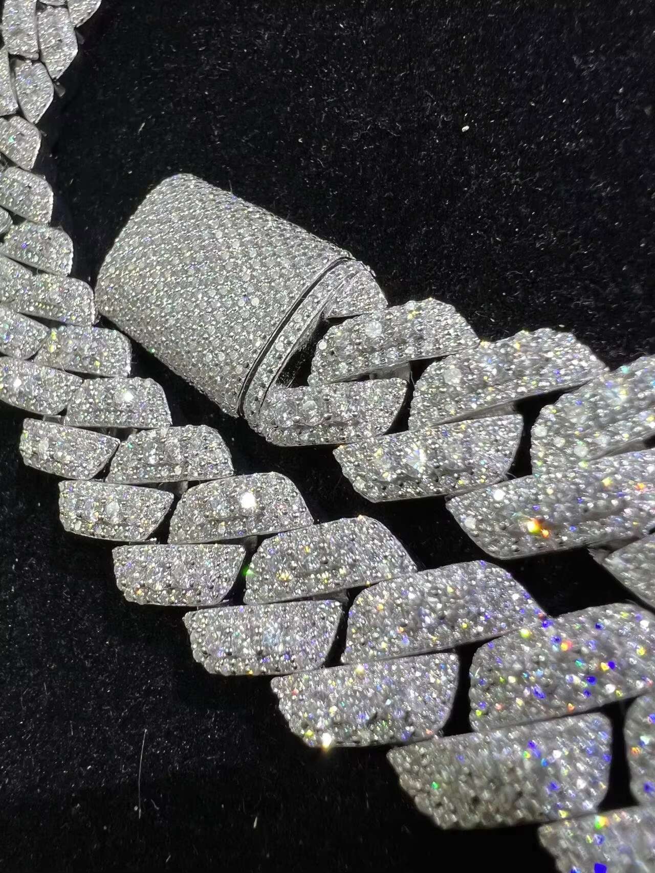 Manufacturer Direct Sales High Quality Luxury 18mm Cuban Chain Necklace for Women Moissanite Jewelry