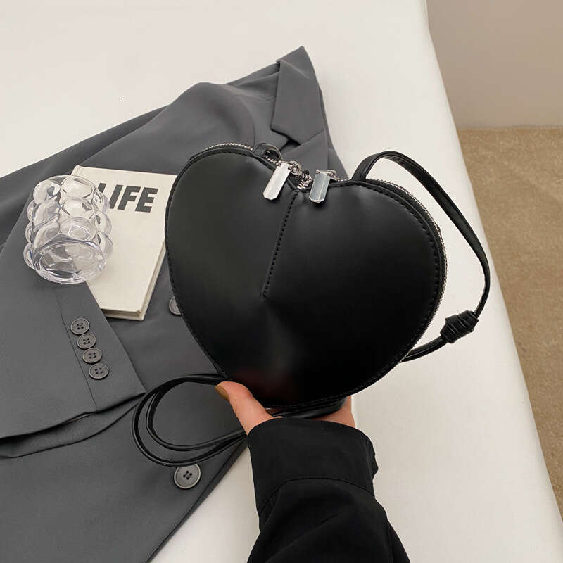 Personalized Underarm for Women's 2023 New Autumn/Winter Fashion Spicy Girl Love Small Square High end Single Shoulder Oblique Straddle Bag