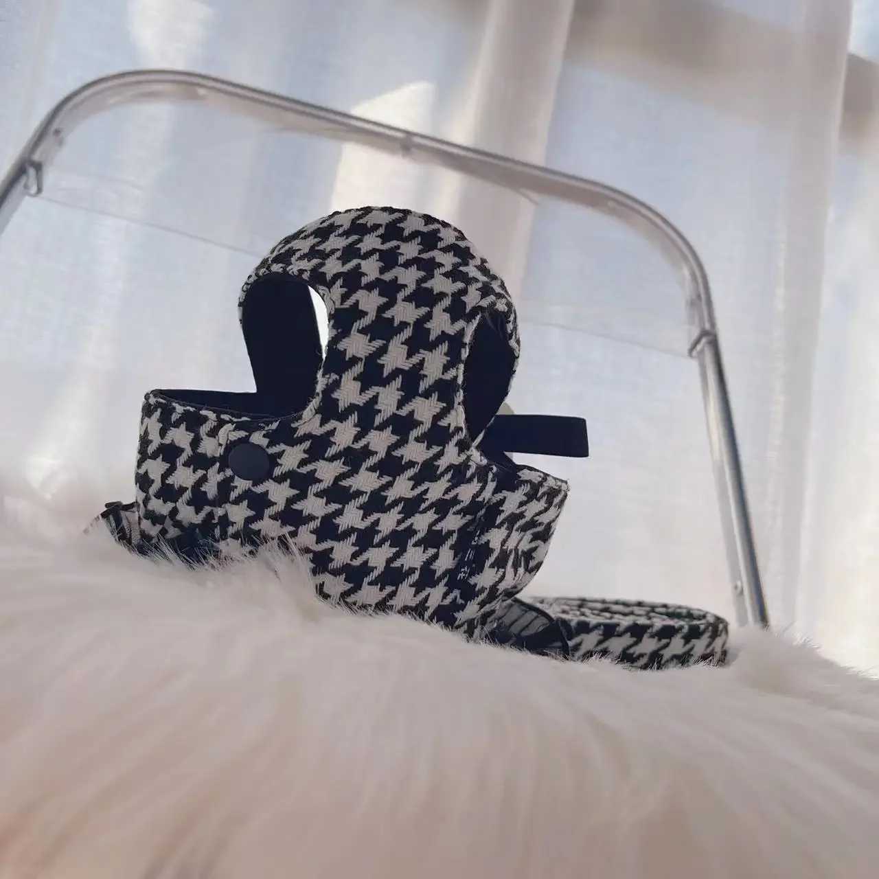 Pet dogs cats dogs hunting dogs leashes teddy bears Go Out vests dog harnesses black and white checkered dog harnesses X250326