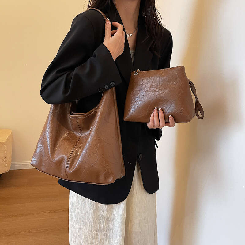 32 Trendy 2025 New Versatile Soft Leather Shoulder Fashionable Commuter Large Capacity Casual Mother Child Tote Bag