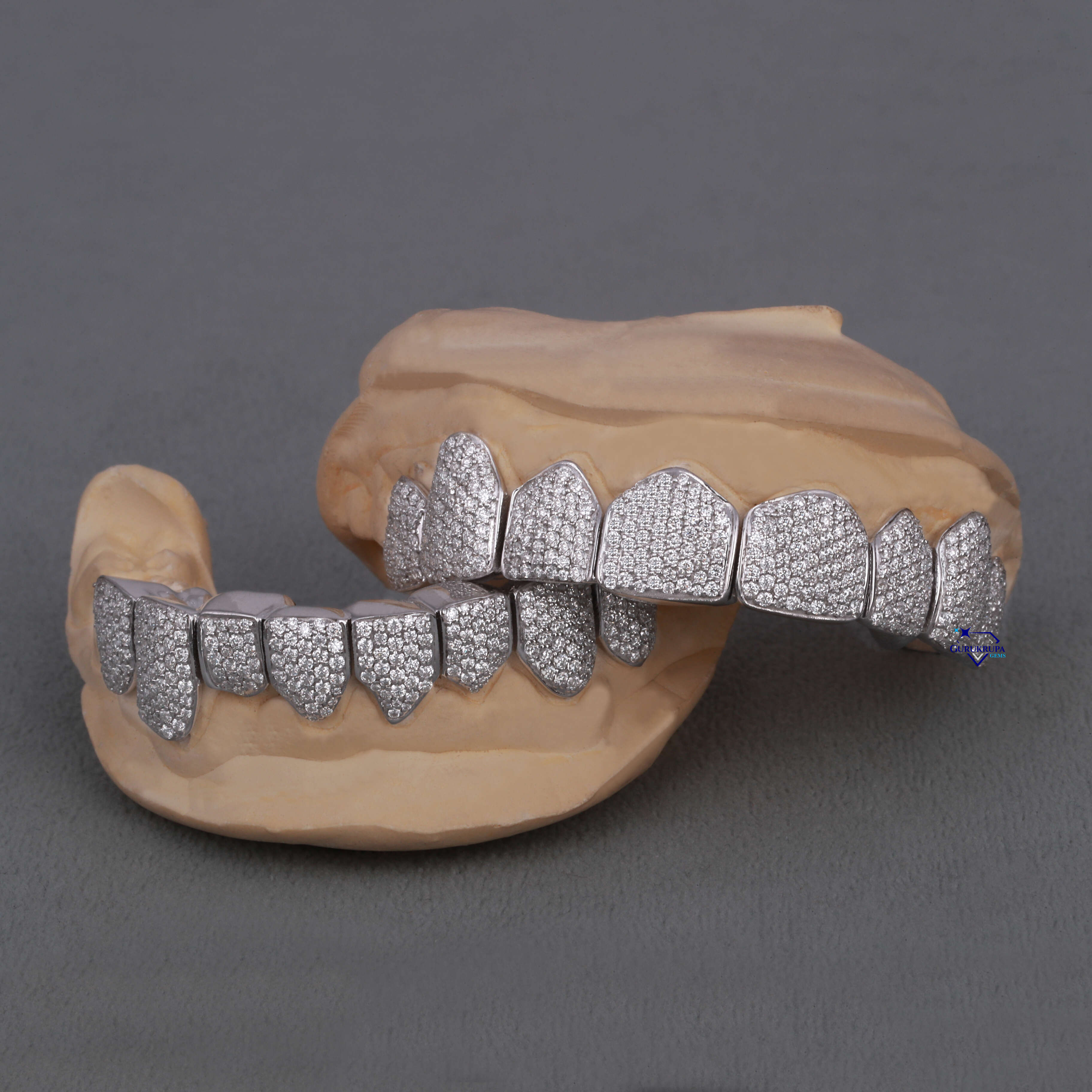 14kt White Gold Vvs Moissanite Round Brilliant Cut Diamond Custom Grillz Teeth Grillz Trending Stylish Design Wholesale Price