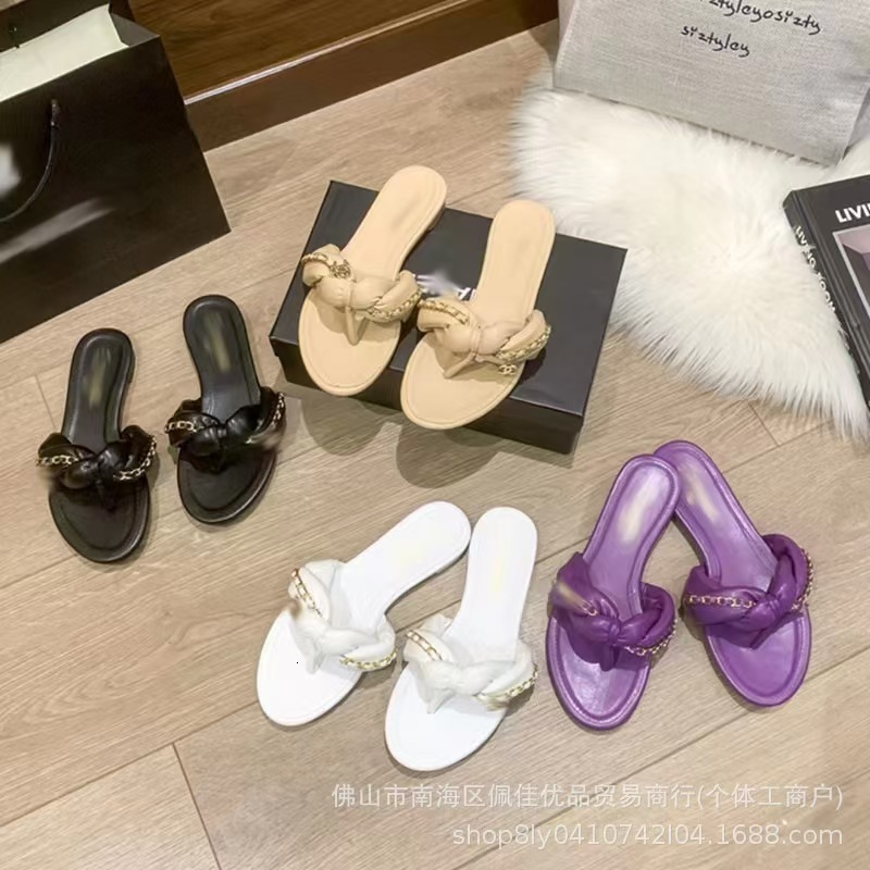 Hot selling high version 2023 new flat bottomed slippers for women wearing small fragrant herringbone metal chain sandals