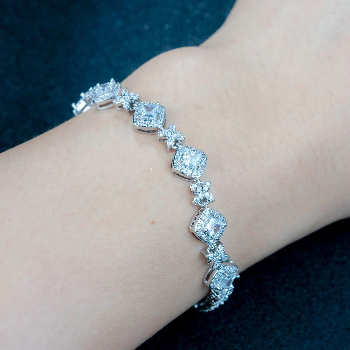 cubic zirconia womens fashionable jewelry bracelet 250326