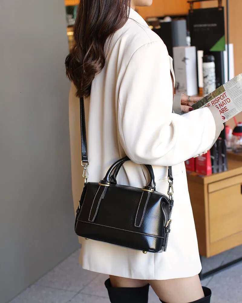 Leather Women's New Vintage Plant Tanned Oil Wax Head Layer Cowhide Boston Large Capacity Handbag Women Slant Boston Bag
