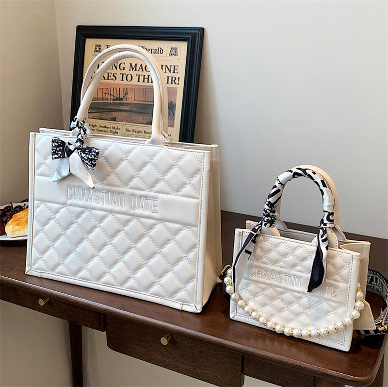 Free shipping 2025 new designer bag fashionable commuting large capacity diamond grid crossbody bag single shoulder tote bag for women white