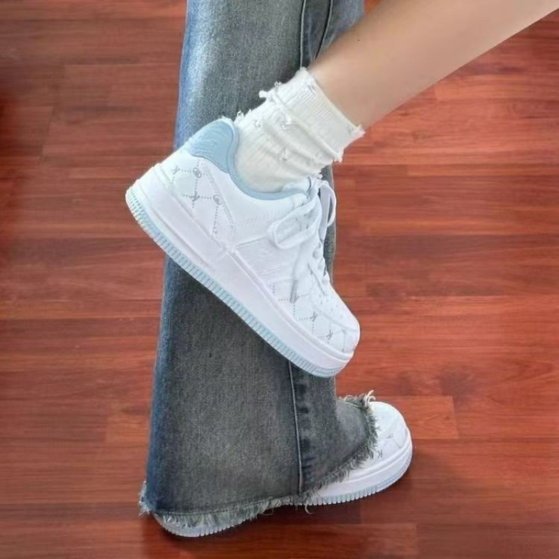 Designer Shoes For Autumn 2025 Women's Soft And Thick Soled Board Shoes New Casual And Comfortable White Shoes Women's Fashionable Printed S