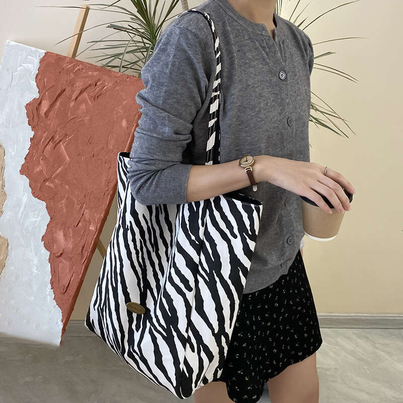 29 Small niche design plaid large capacity shopping women's commuting tote handbag shoulder armpit bag