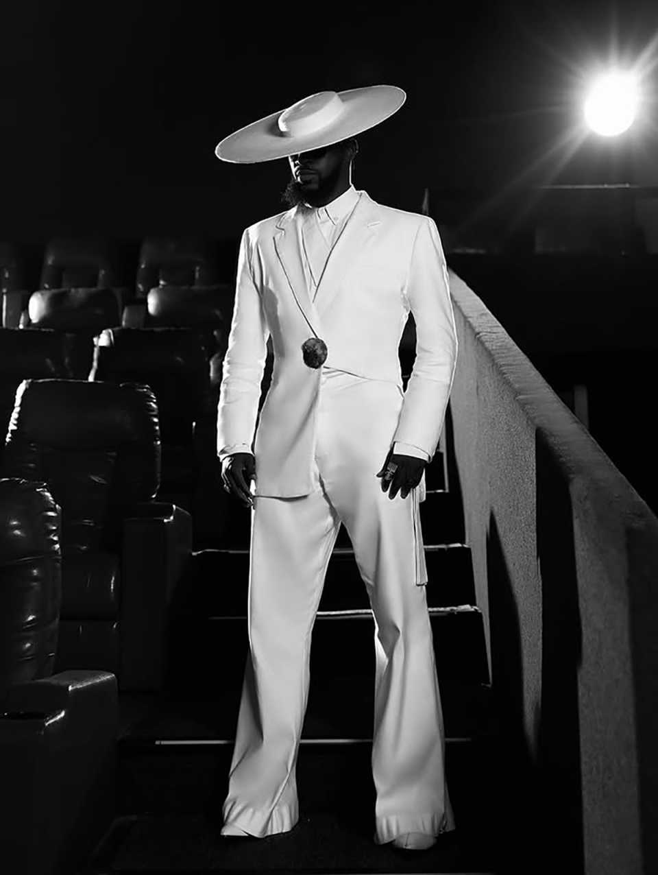 White Mens Wedding Tuxedos Unique Slim Fit Party Birthday Groom Wear 2 Pieces Customized Cosplay Outfits