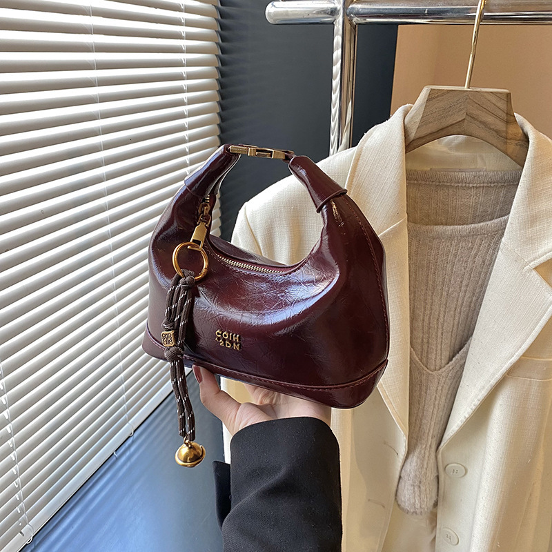 Fashionable Handheld Dumpling for Women Korean Edition 2025 Spring Trend High Texture Wrinkled Shoulder Versatile and Small niche Women's Bun