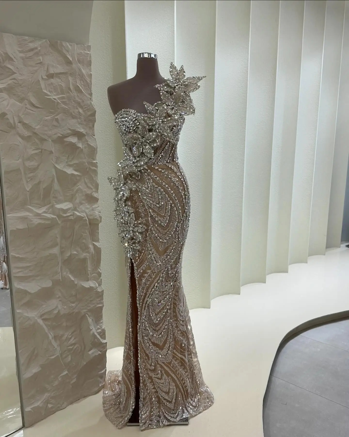 Sexy Arabic Strapless Evening Dress Customized Mermaid Crystals 3D Flower Long Prom Dresses Robe Split Side Beads Party Gowns