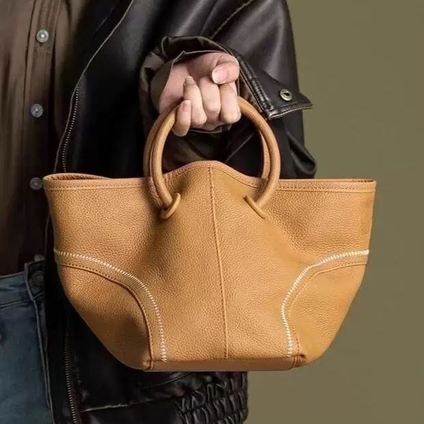 2025S Fashion Designer Niche Commuting Basket Women S New Handheld Tote Bag Soft Leather Lazy Style Single Shoulder Crossbody Bag