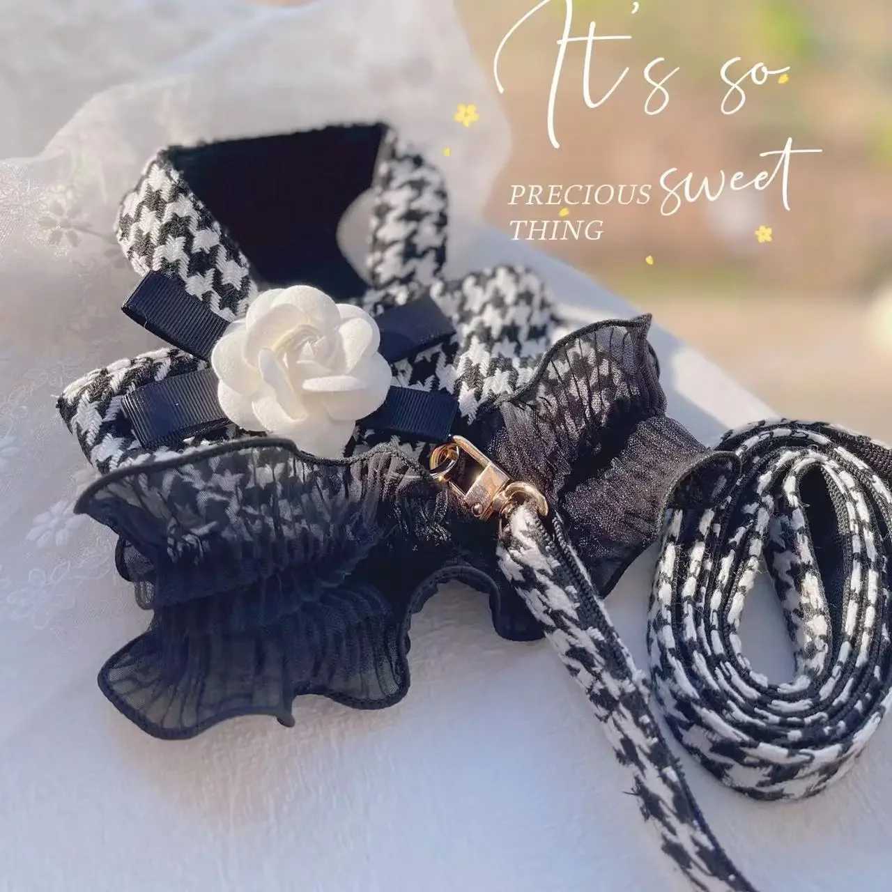 Pet dogs cats dogs hunting dogs leashes teddy bears Go Out vests dog harnesses black and white checkered dog harnesses X250326
