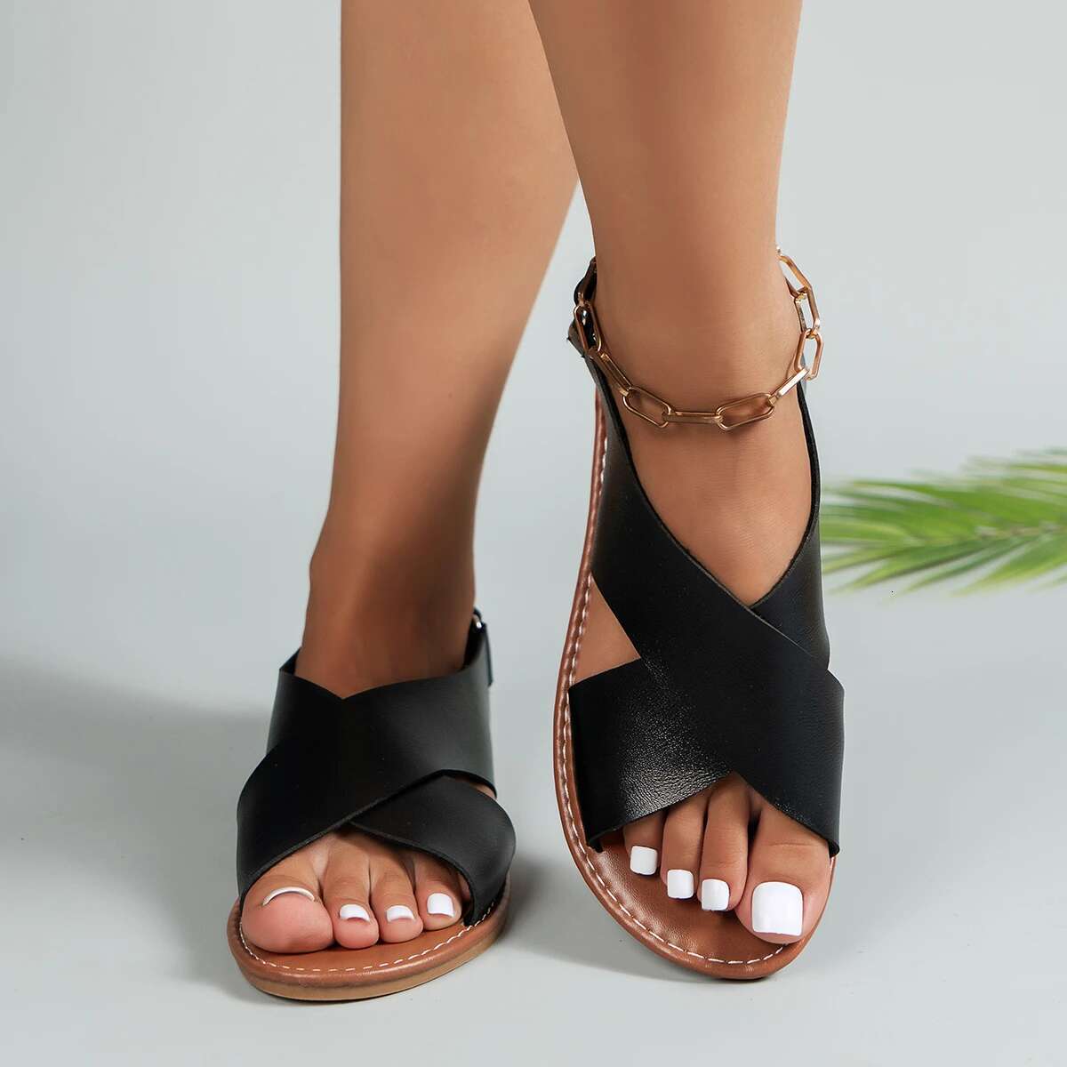 2025 Summer New Women's Summer Flat Button Women's Designer Fashion Beach Shoes Solid Color Strap Open toed Women's Sandals