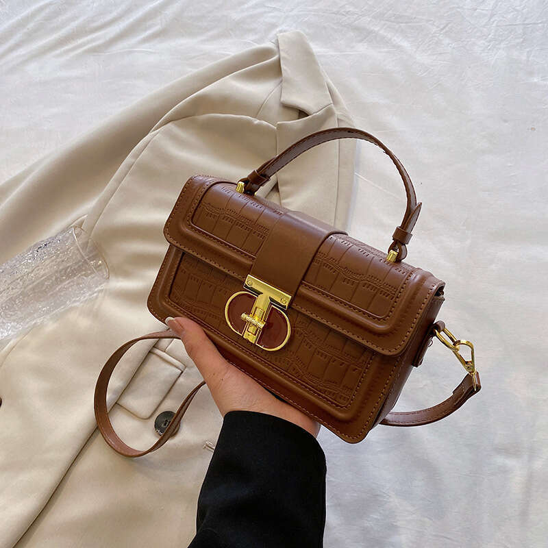 High quality solid color portable box for spring and summer 2023, niche light luxury single shoulder crossbody small square bag