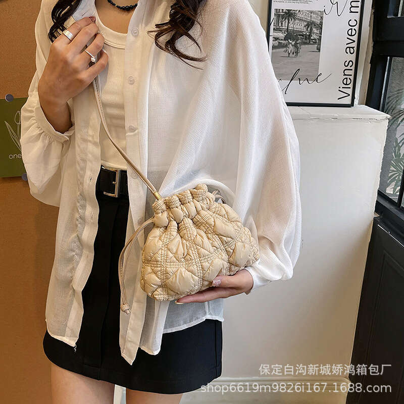 Simple diamond grid drawstring mouth pleated water bucket for women, nylon cloud single shoulder crossbody bag, lightweight dumpling bag