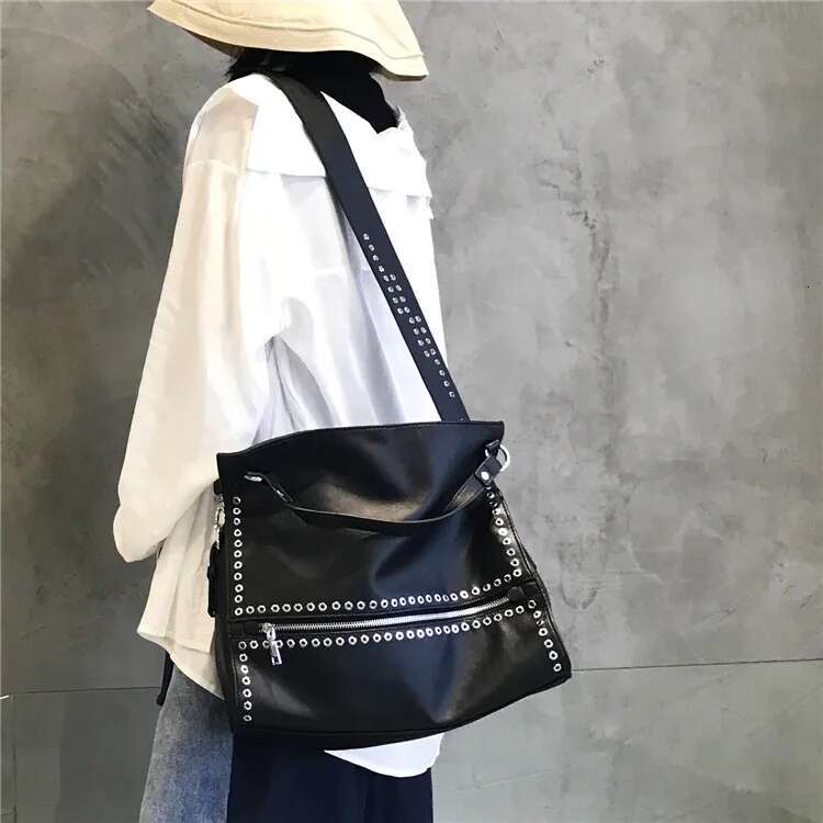2025 New Fashion Rivet Shoulder For Women Messenger Bag Casual Soft Leather Korean Version Large-Capacity Handbag Trendy