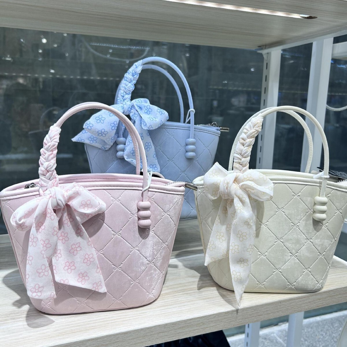 2025S Fashion Designer New Light Luxury Niche High End Fashion Versatile Commuting Large Capacity Hand Held Single Shoulder Women S Crossbody Bag