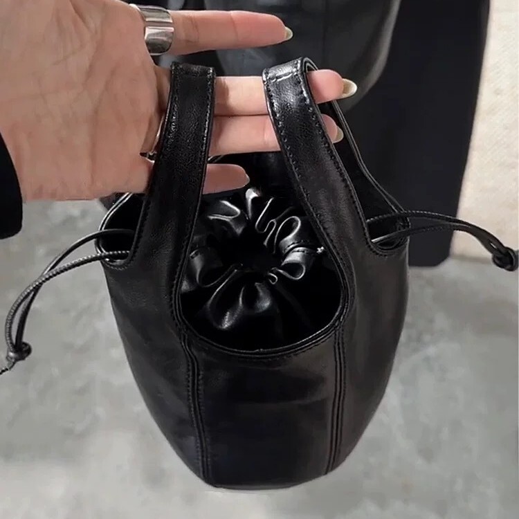 2025S Fashion Designer Vegetable Basket Niche Design Cartilage Large Capacity High End Feeling Versatile Commuting Hand Held Bucket Bag Crossbody Bag