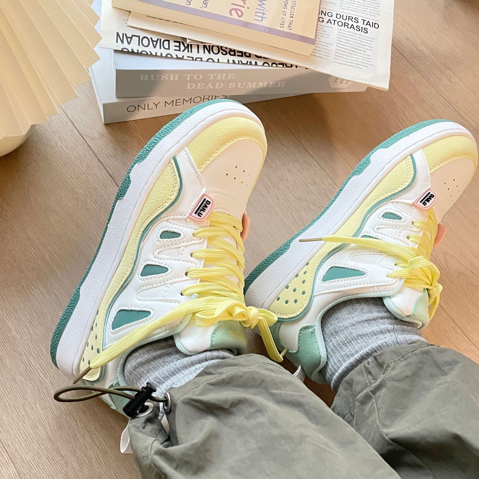 Designer Shoes 2025 New Summer Fashionable Unique Lightweight Comparison Sports Shoes Outdoor Multi Functional Leisure Student Skateboarding Shoes Tre