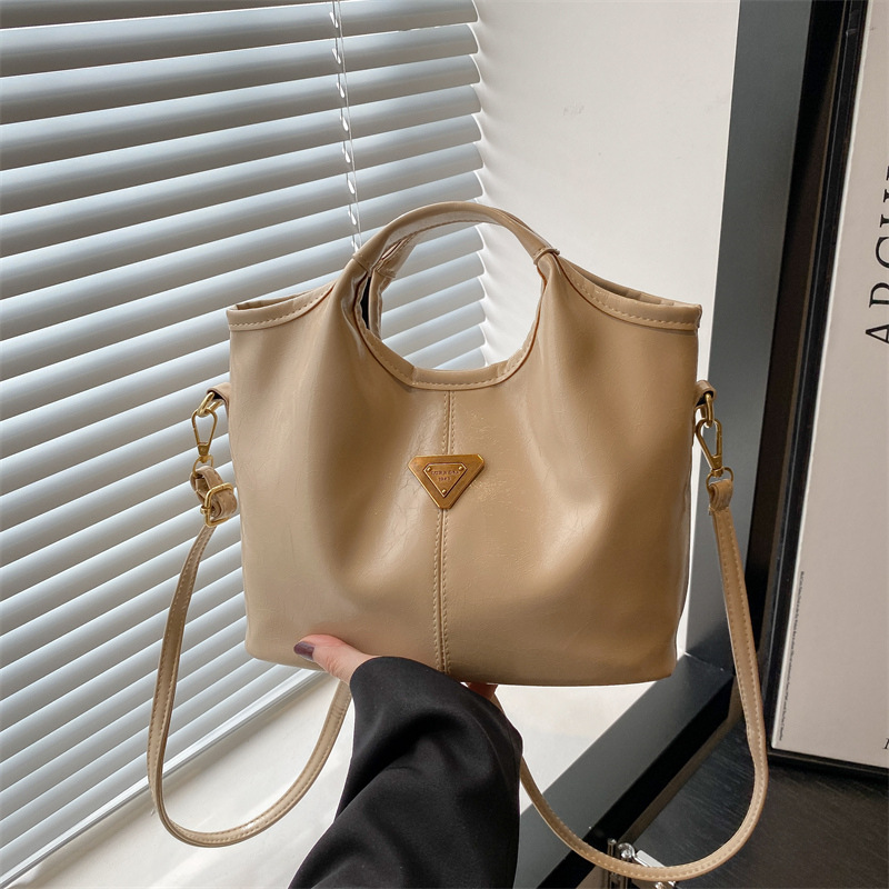Women's tote bucket bag Women's new fashionable simple fashion bag commuting single shoulder crossbody bag 2025