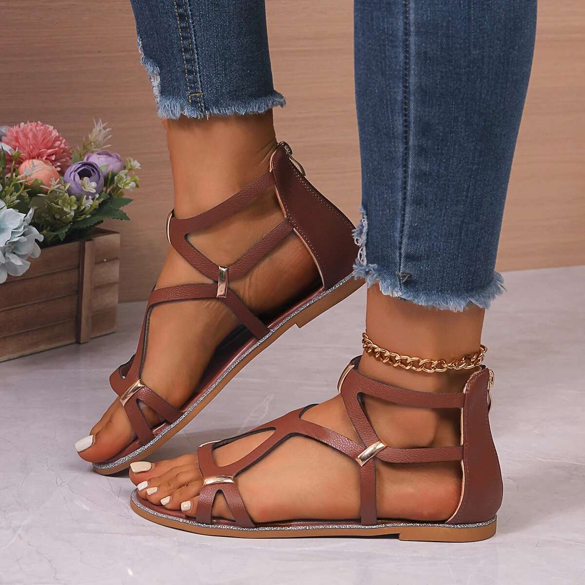 2025 Summer New Flat Shoes Summer Designer Fashionable, Comfortable, Lightweight Slippers, Open toed Roman Style Sandals