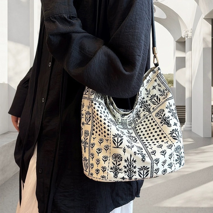 2025S Fashion Designer New Large Capacity Floral Cloth Stylish Versatile Shoulder Bag Simple Handbag Fashionable And Fresh Women S Bag